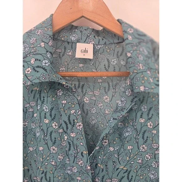 Cabi Blouse Womens Medium Teal Blue Floral 3761 V-Neck Sharkbite Hem Sheer Top - Picture 2 of 4